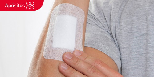 Una persona con un apósito en el brazo Una persona con un apósito en el brazo